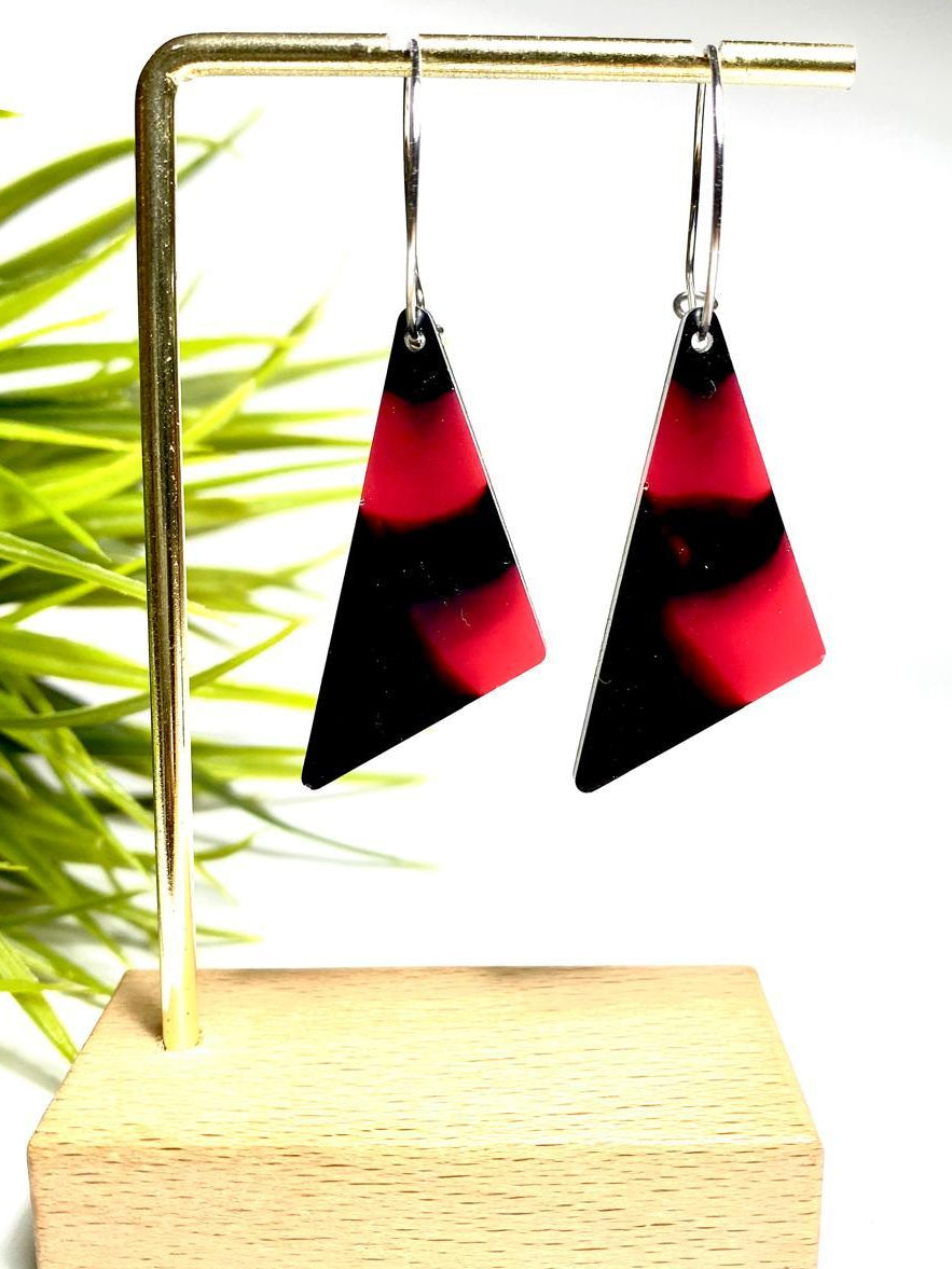 Pendientes artesanales de resina hechos a mano con diseño geométrico