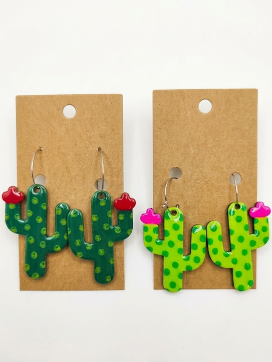 Pendientes con forma de cactus reversibles hechos de madera y resina.