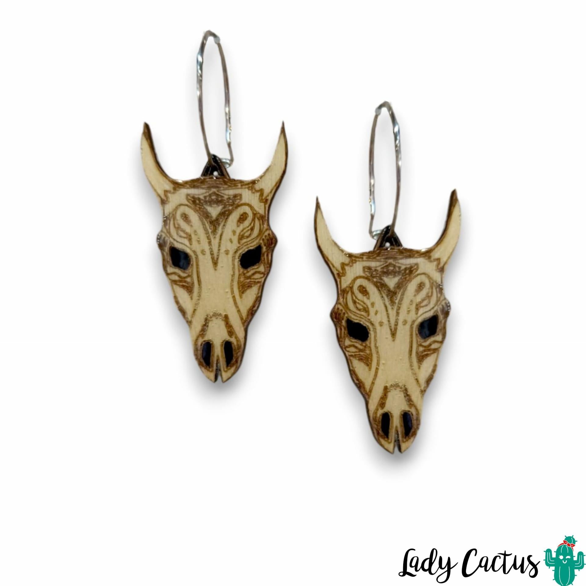 Pendientes con forma de calavera de cuervo y sombreados marrones