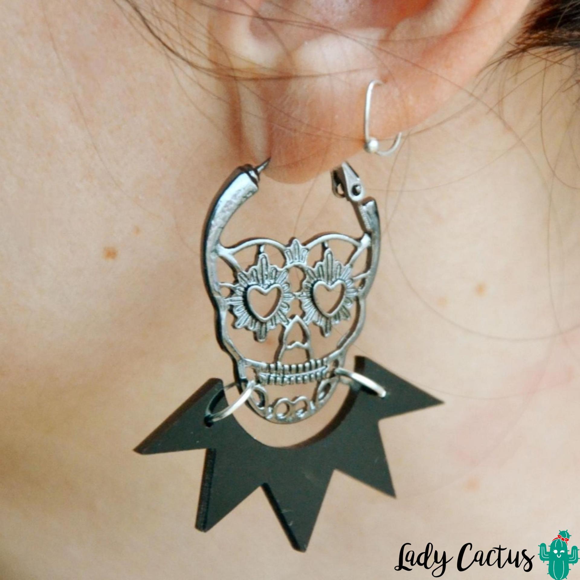 Pendientes de calavera punk con acabado metálico oscuro original