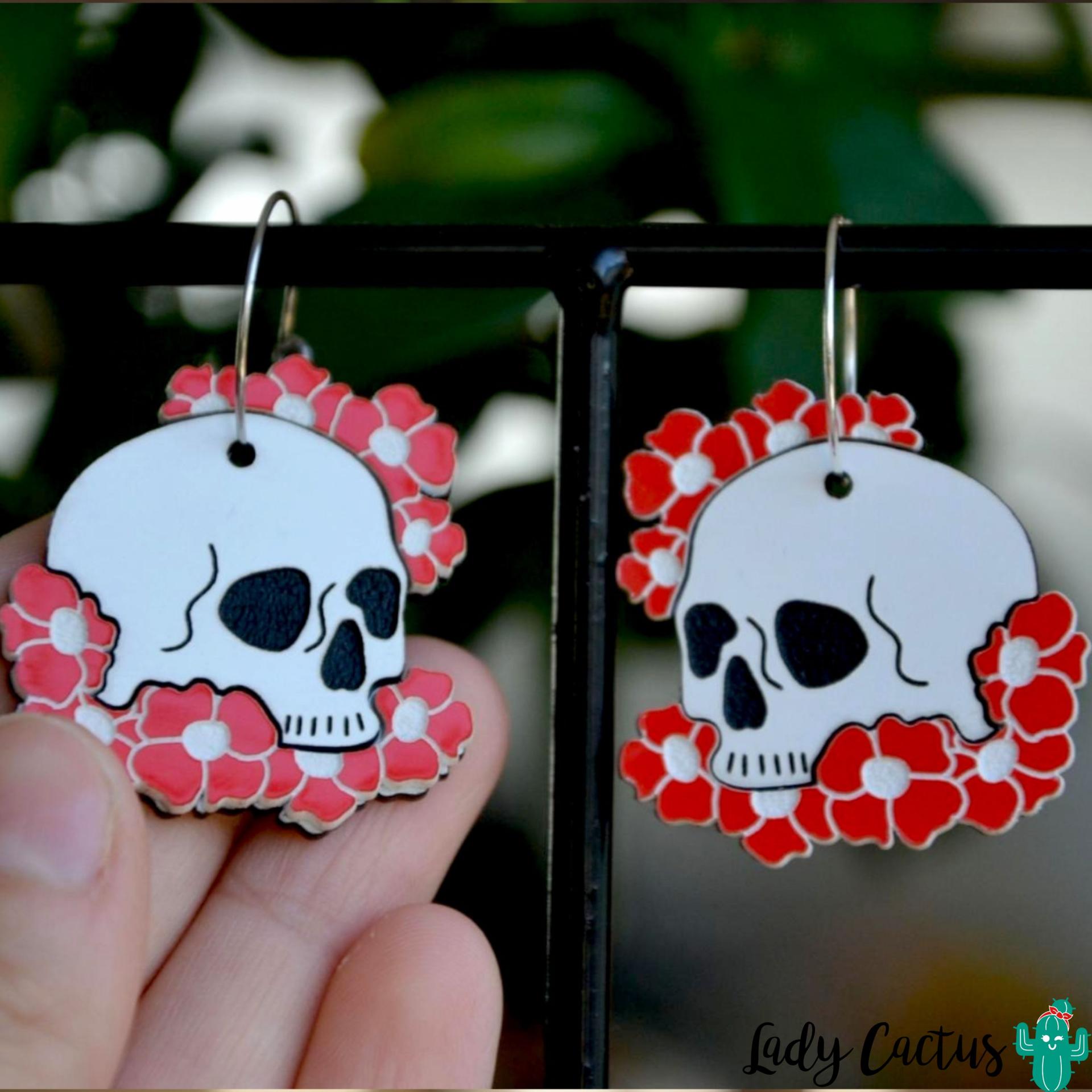 Pendientes de metacrilato con diseño de calaveras y flores rojas en Lady Cactus