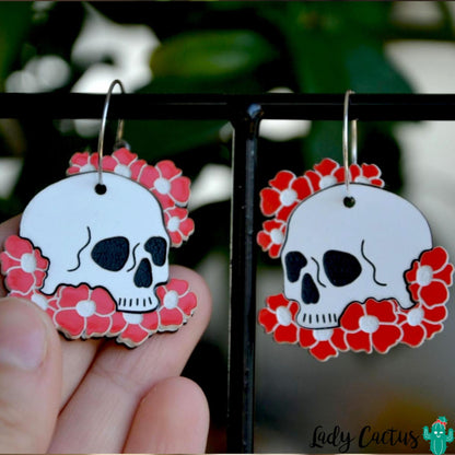 Pendientes de metacrilato con diseño de calaveras y flores rojas en Lady Cactus