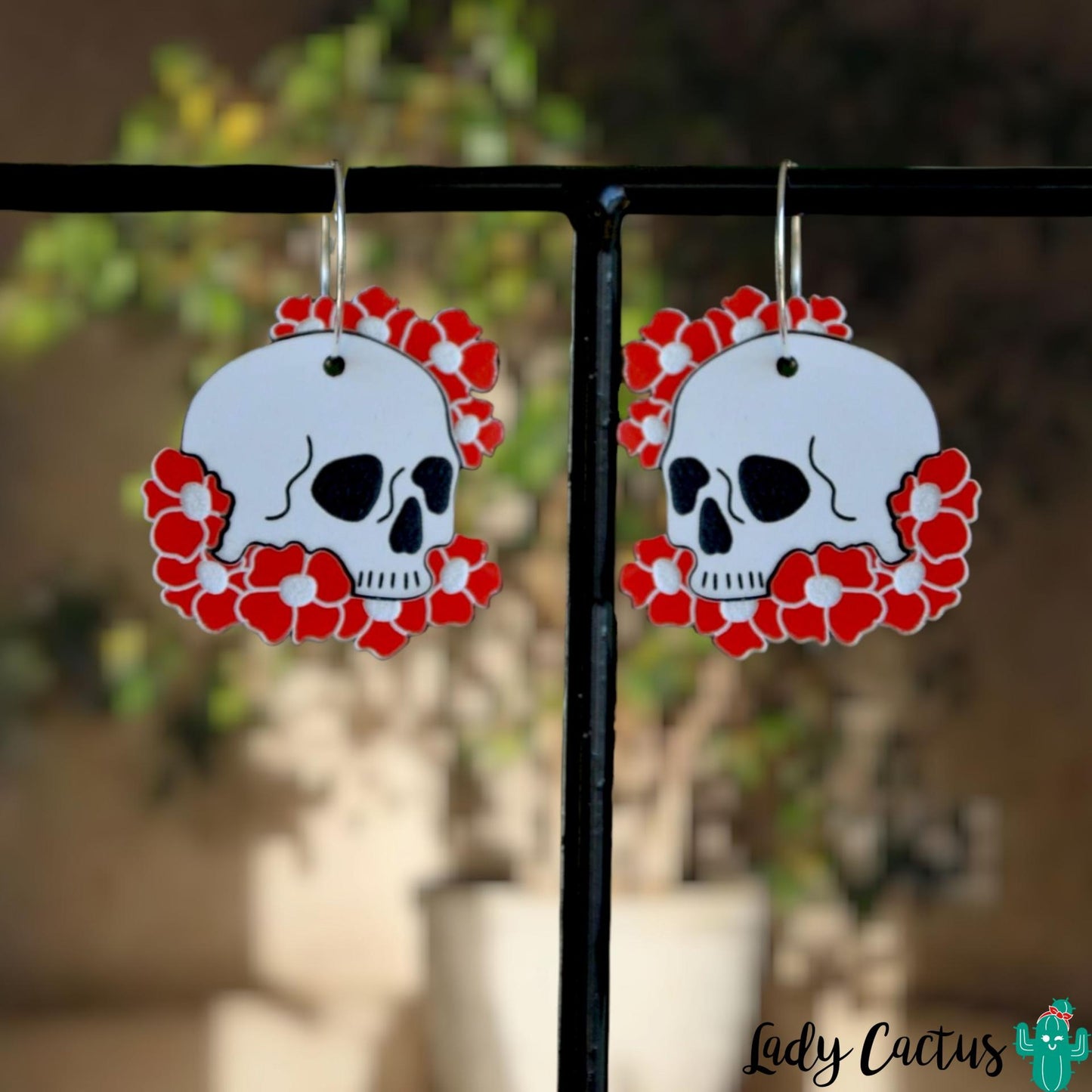 Pendientes divertidos y coloridos de calaveras con flores para mujer