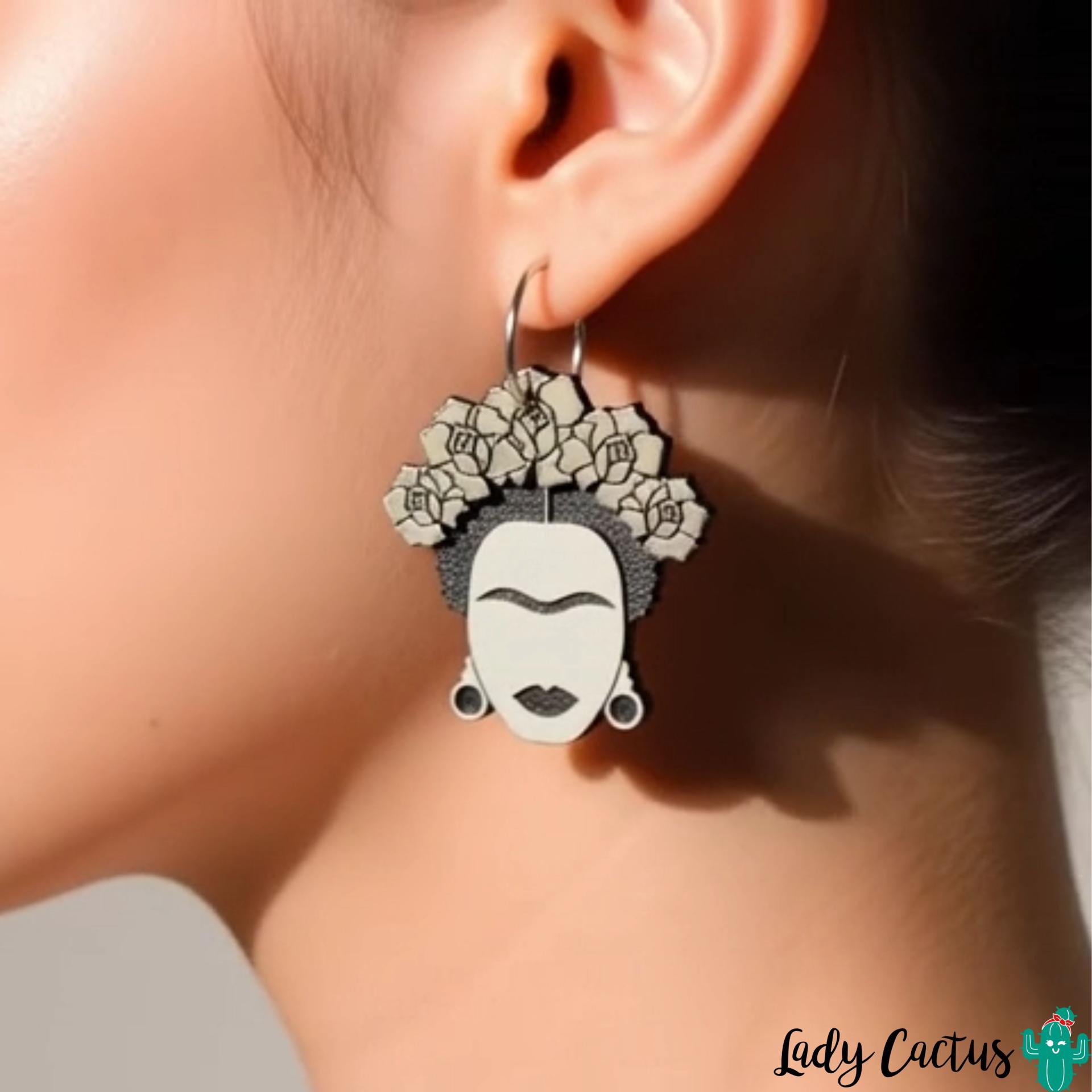 Pendientes de Frida Kahlo con corona de flores plateadas de Lady Cactus