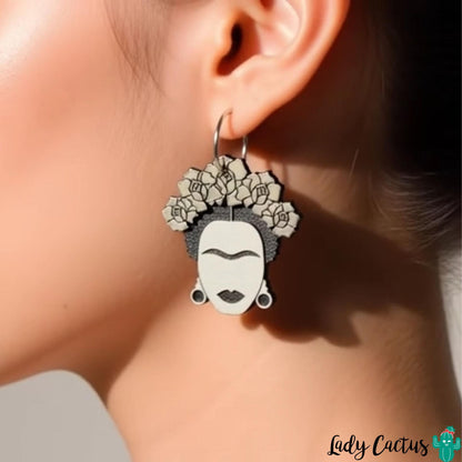 Pendientes de Frida Kahlo con corona de flores plateadas de Lady Cactus