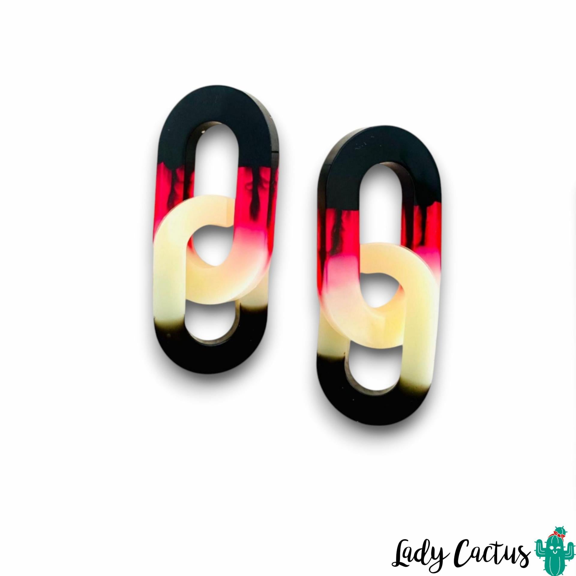 Detalle de los pendientes ligeros de 6 cm de largo hechos a mano