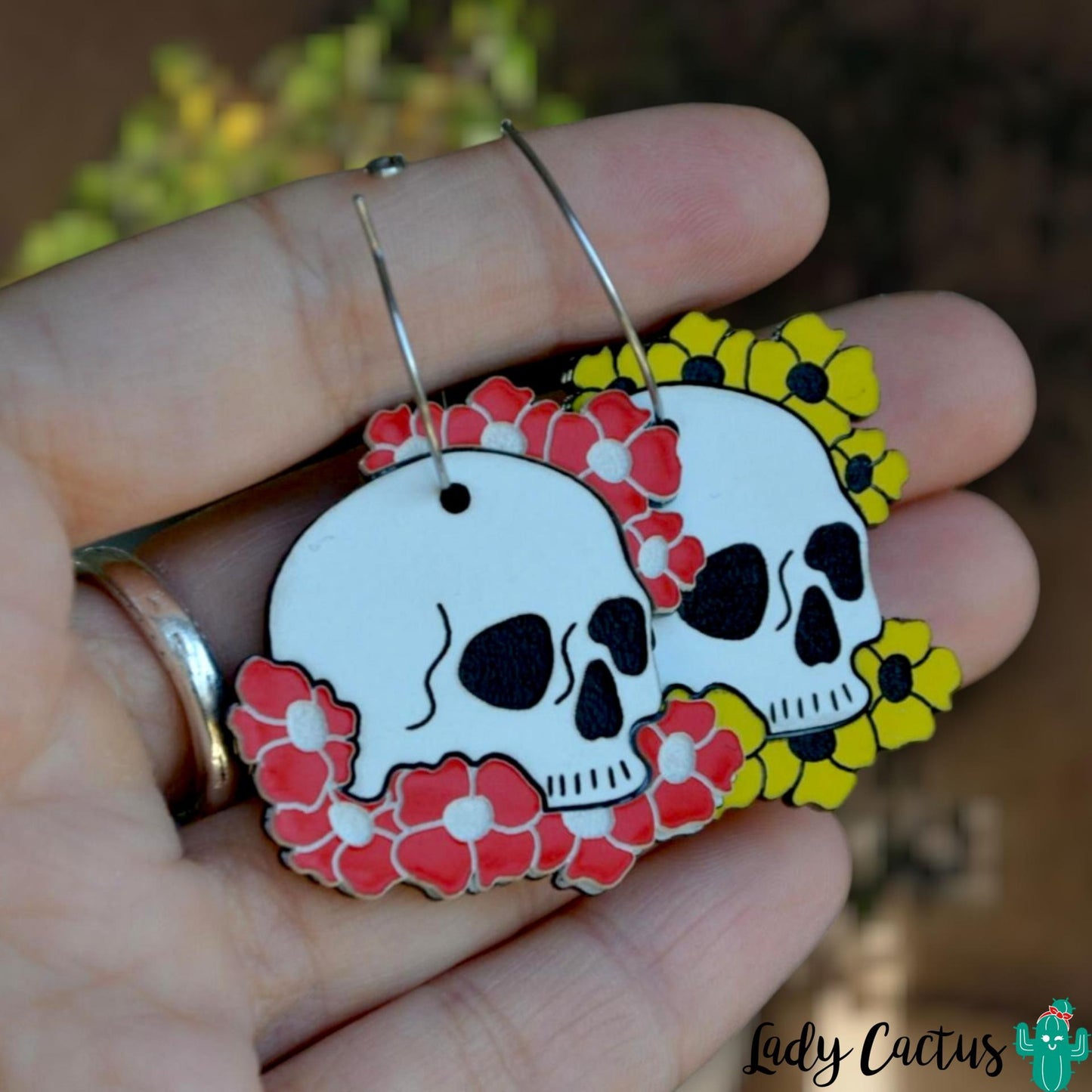 Pendientes de acero inoxidable hipoalergénicos con calaveras y flores
