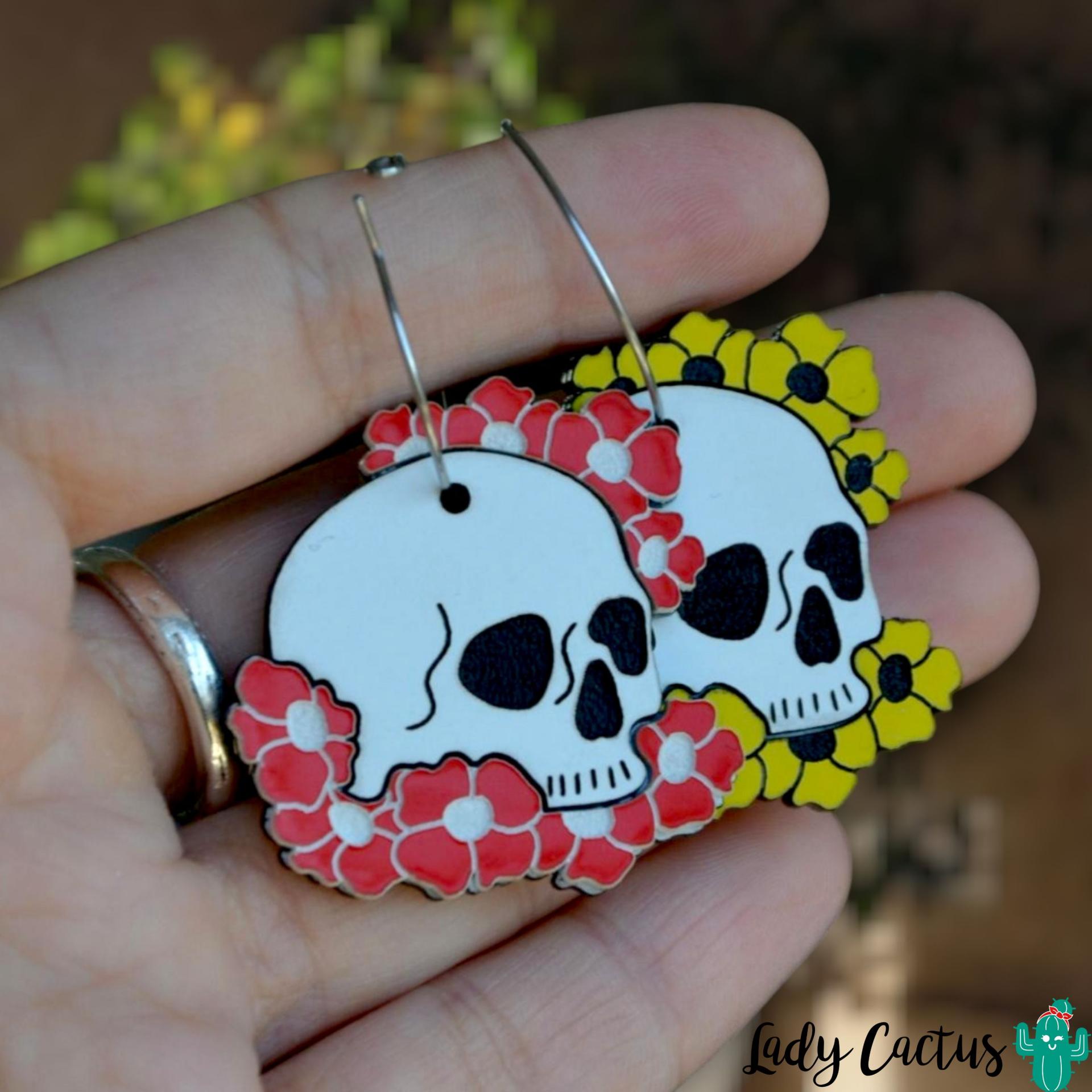 Pendientes de acero inoxidable hipoalergénicos con calaveras y flores