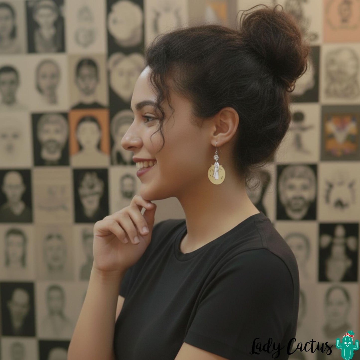 Detalle de los pendientes de El Principito con brillo dorado metálico