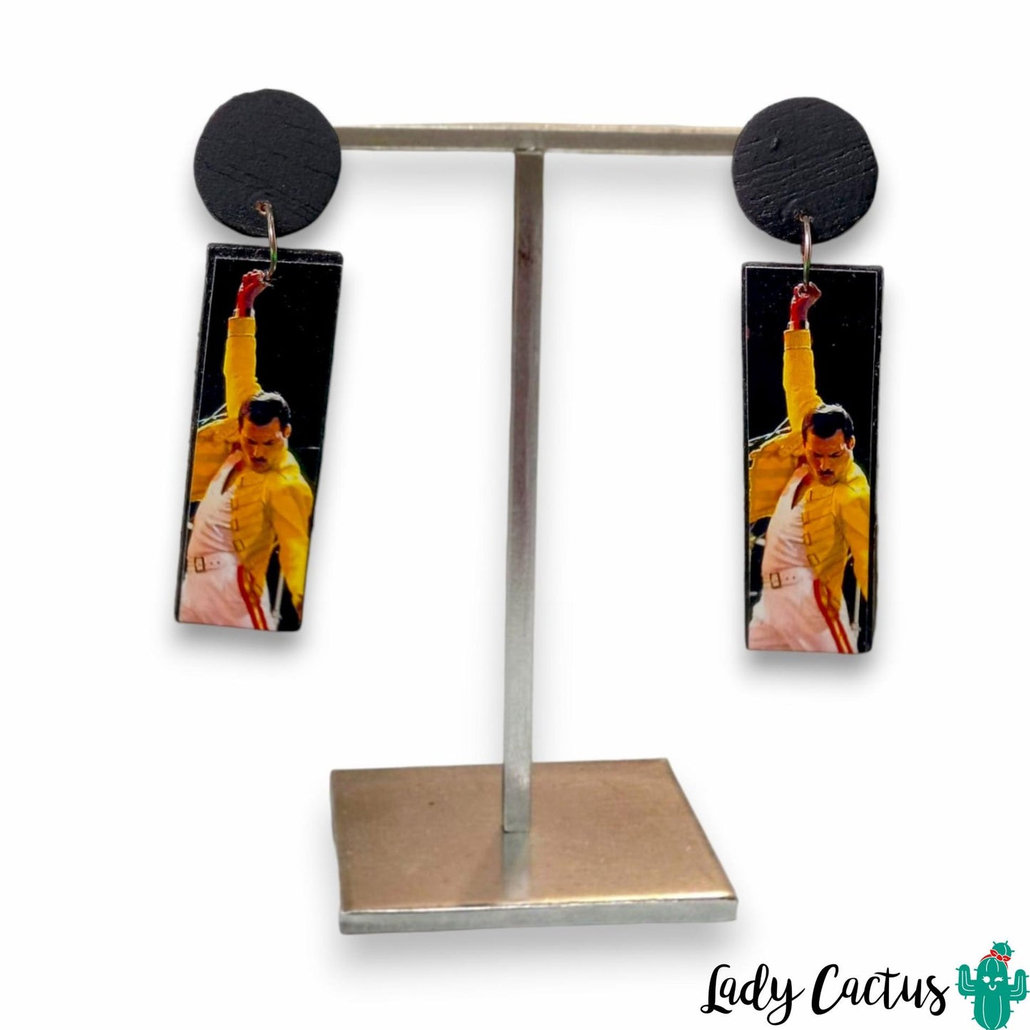 Pendientes artesanales de la marca Soy Colorearte inspirados en Queen