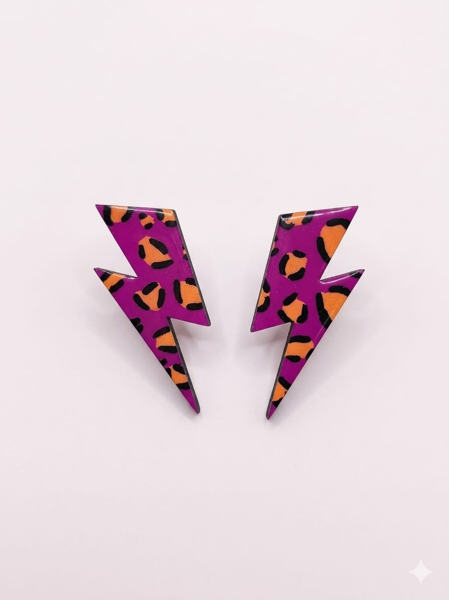 Pendientes con forma de rayo en color rosa y estampado naranja.