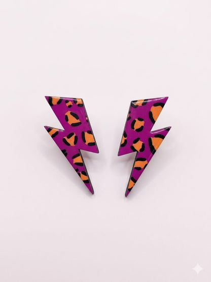 Pendientes con forma de rayo en color rosa y estampado naranja.