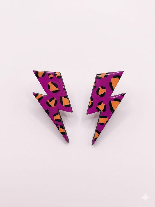 Pendientes con forma de rayo en color rosa y estampado naranja.