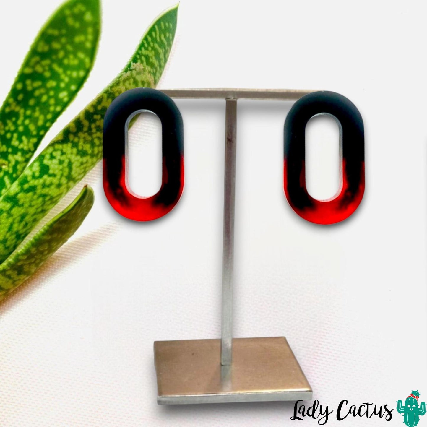 Pendientes ovalados de resina epoxi negra y grana hechos a mano