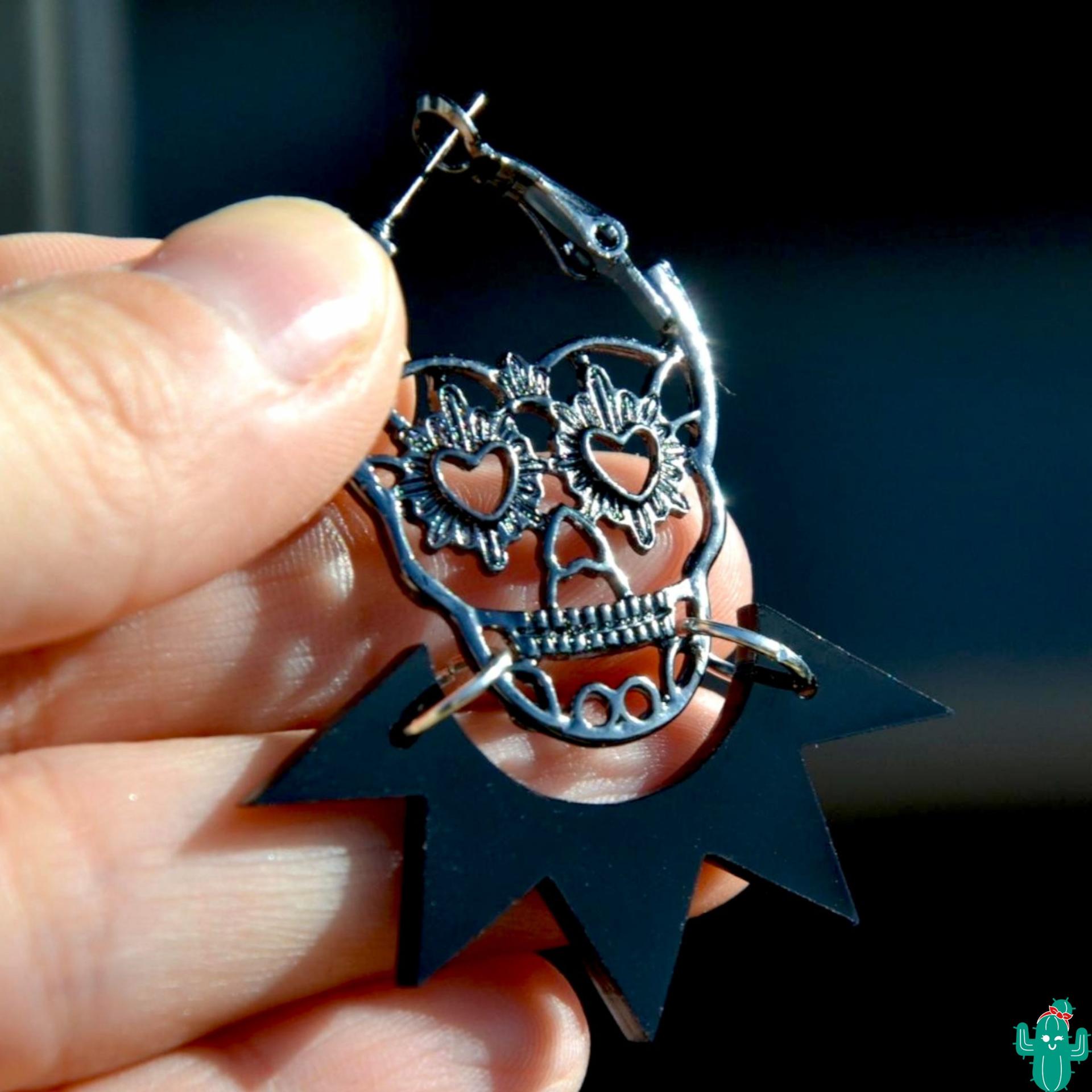 Pendientes de acero inoxidable oscurecido con diseño rockero