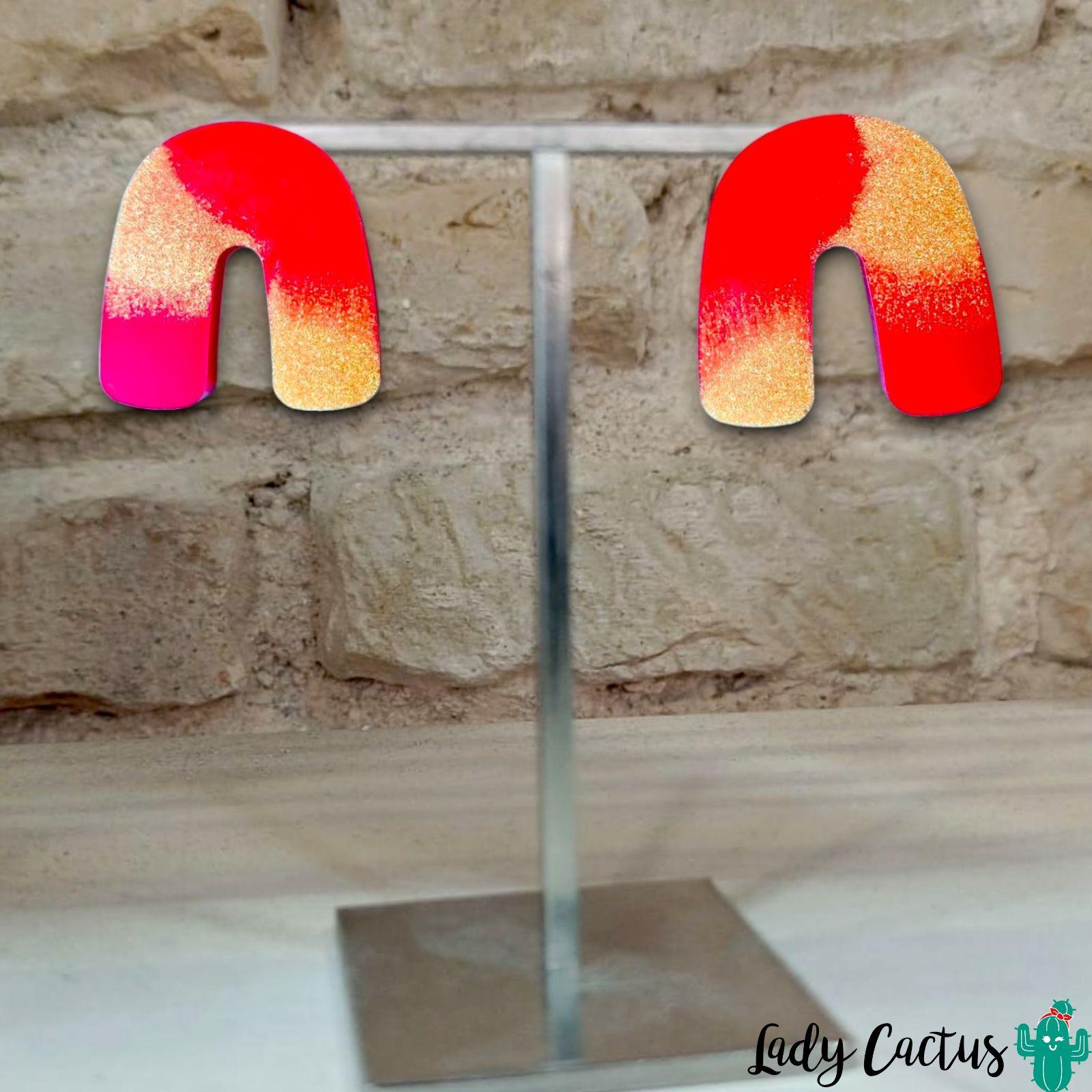 Pendientes artesanales con forma de herradura hechos en Sevilla