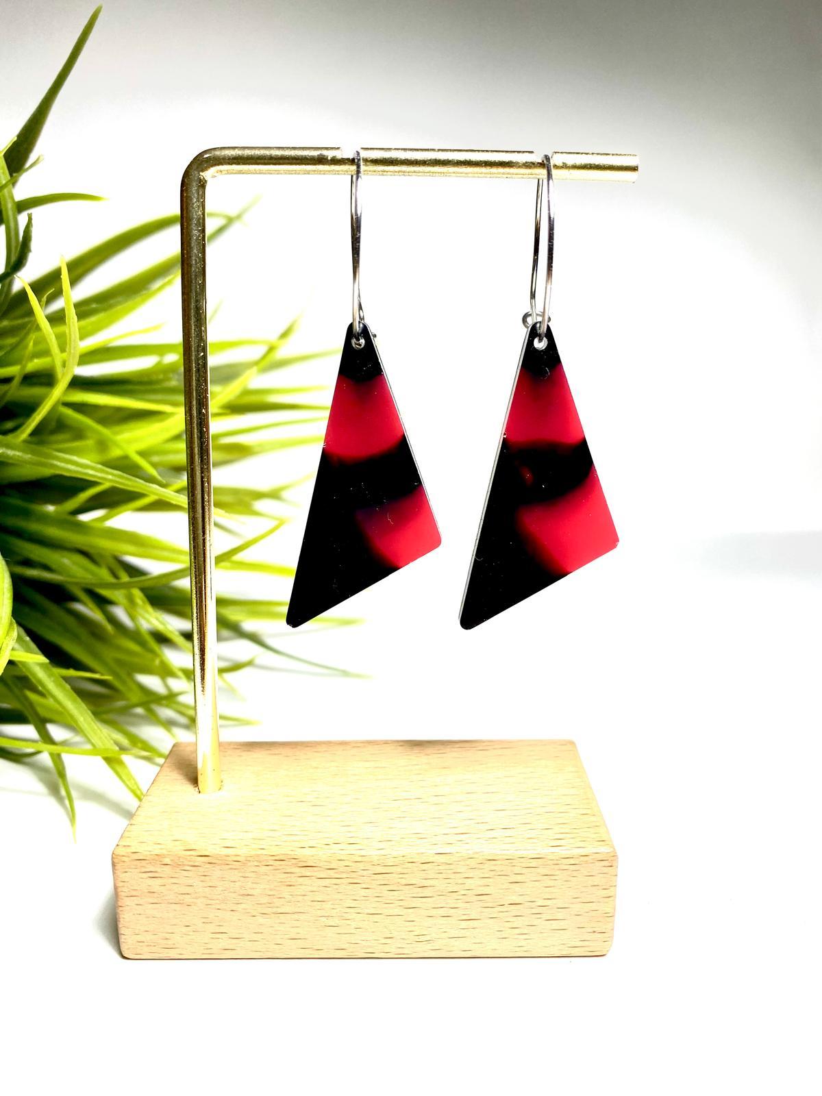 Pendientes con forma triangular en color rojo y negro de Lady Cactus