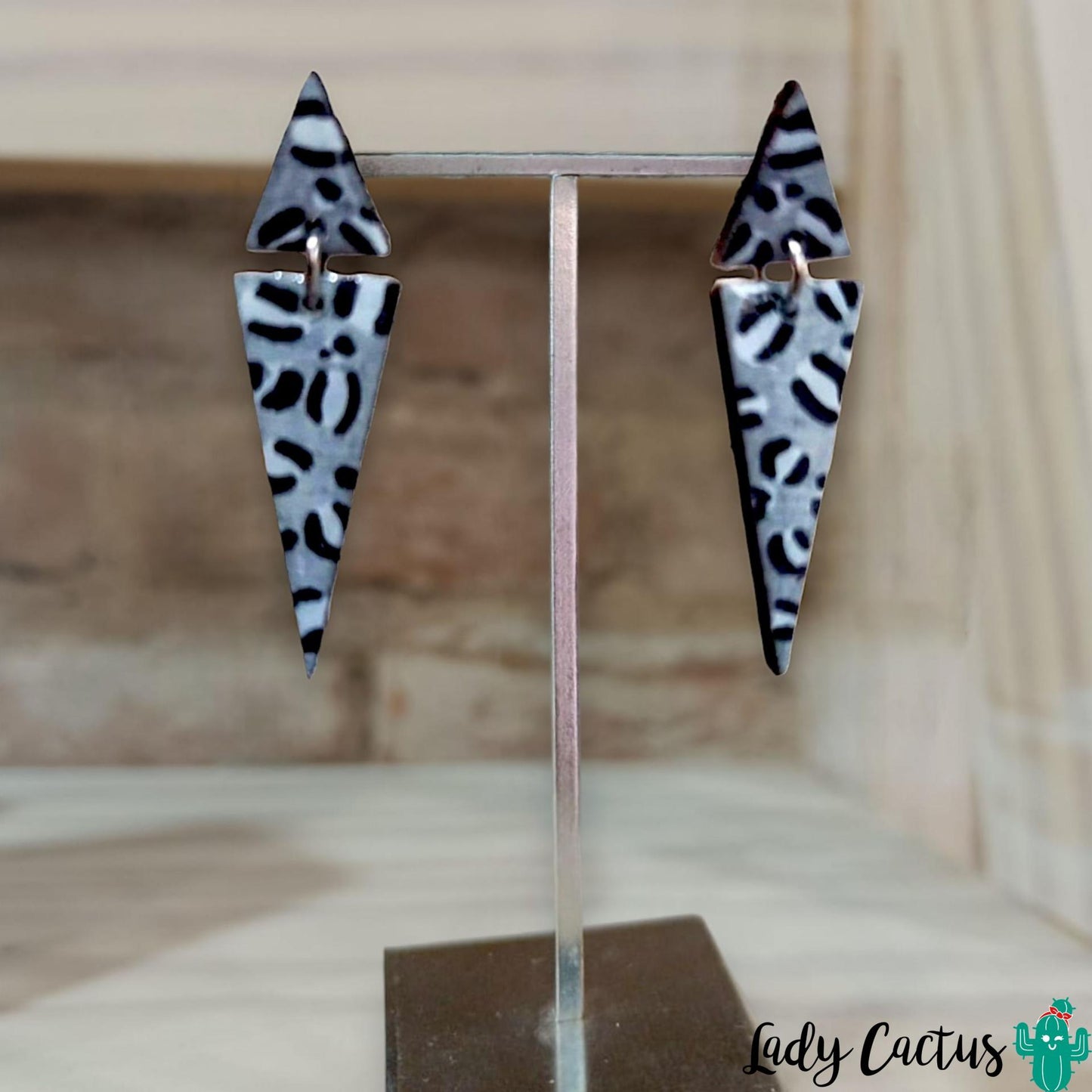 Pendientes de madera Triángulos Invertidos con print gris de Lady Cactus