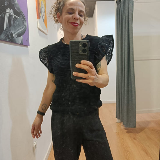 Camiseta de mujer versátil y cómoda con diseño calado.