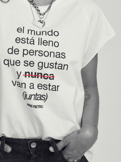 Detalle de los acabados y costuras limpias de la camiseta de algodón.