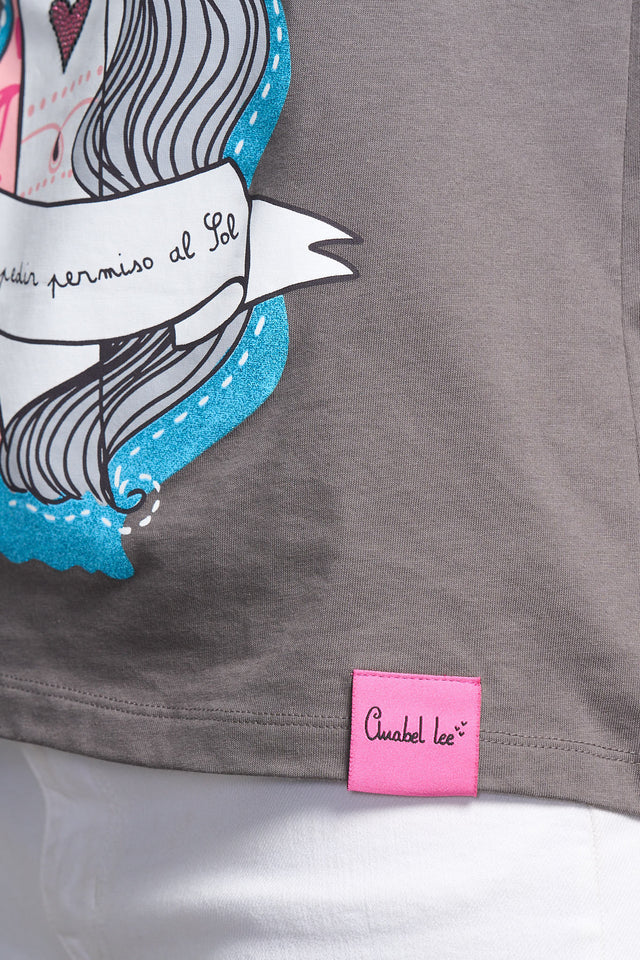 Primer plano de la etiqueta de la marca Anabel Lee cosida en la camiseta.