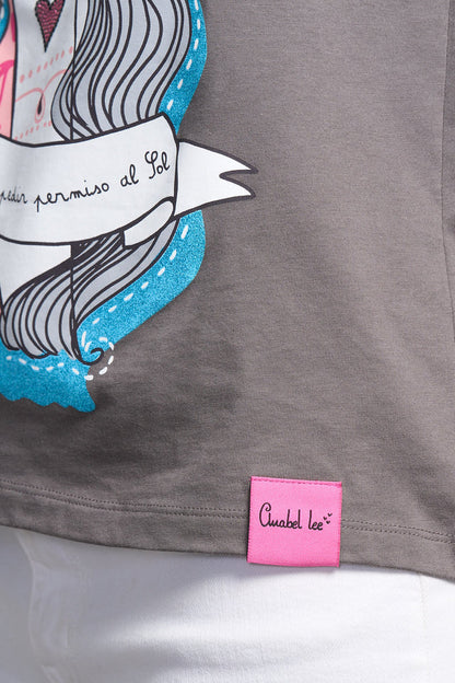 Primer plano de la etiqueta de la marca Anabel Lee cosida en la camiseta.