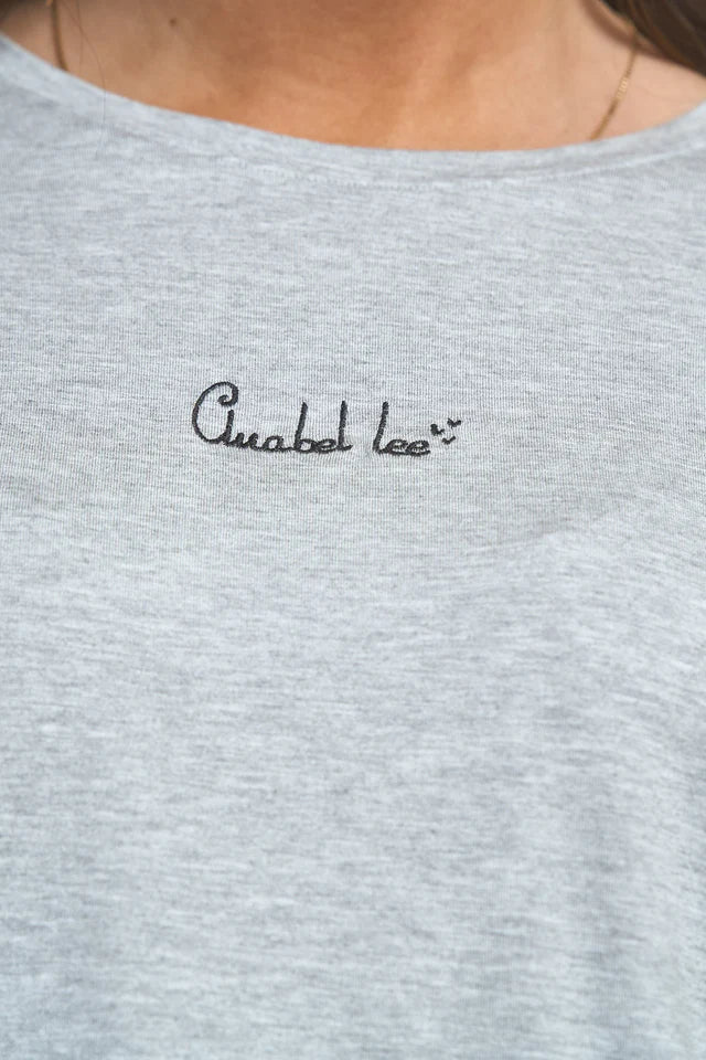 Frase bordada en la camiseta oversize de Anabel Lee.
