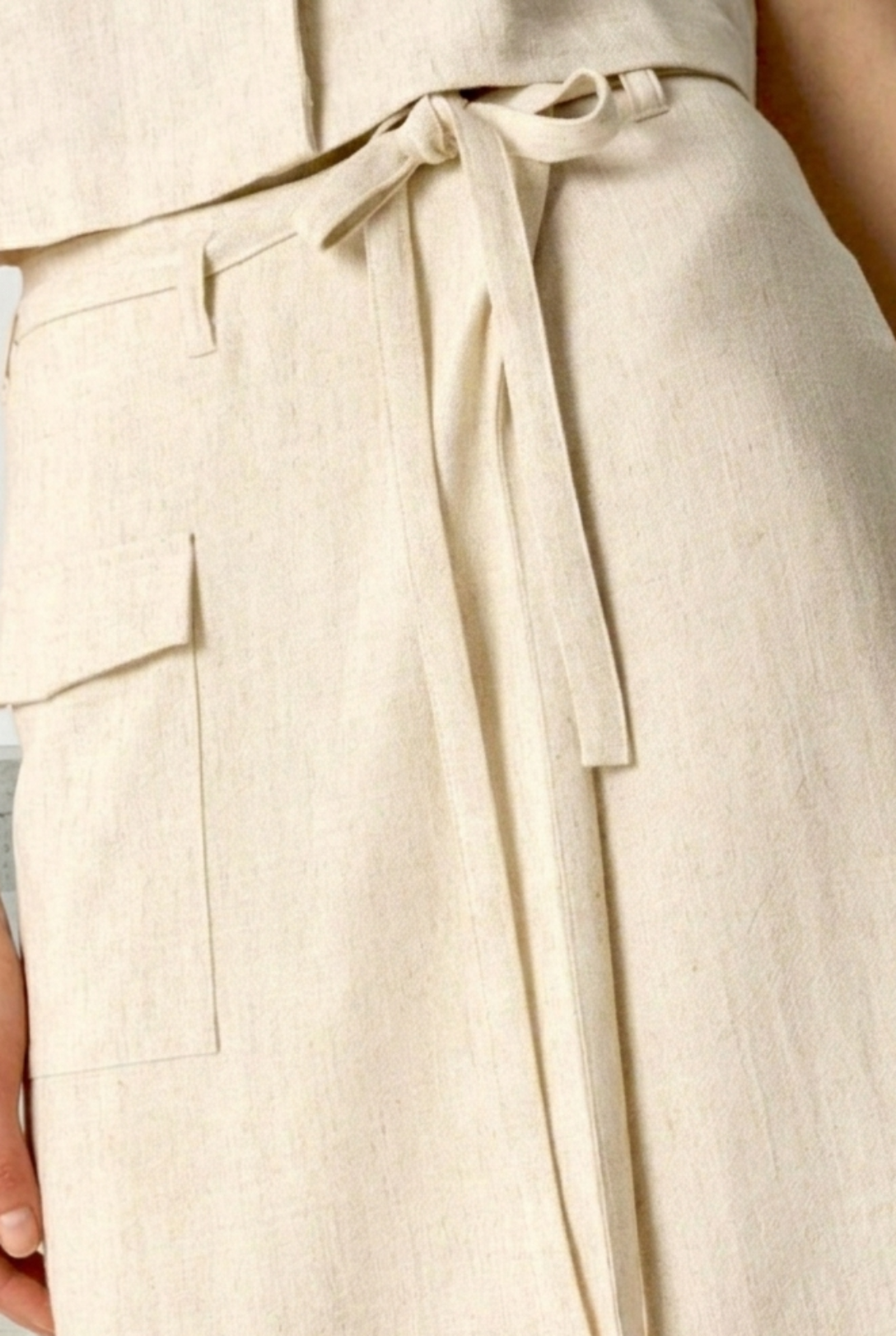 Vista frontal de la falda beige para mujer de la firma Tiffosi.