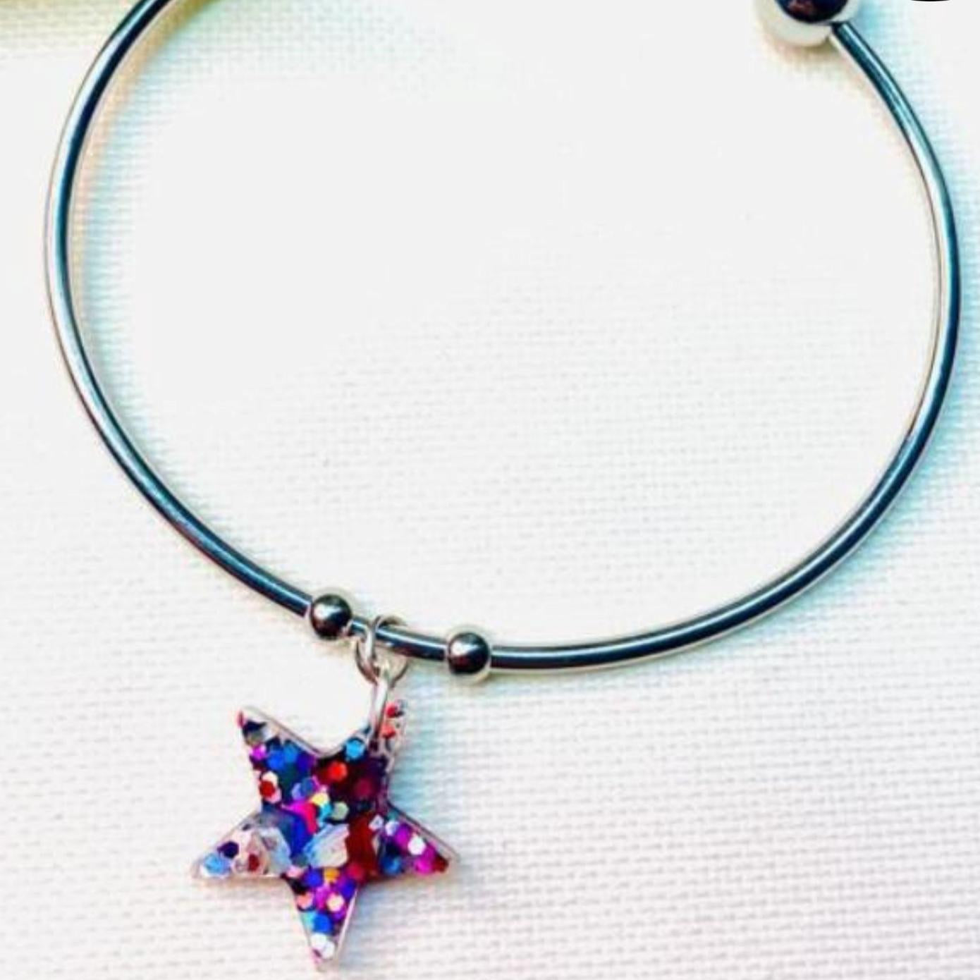 Pulsera artesanal con estrella de purpurina azul y plateada hecha a mano