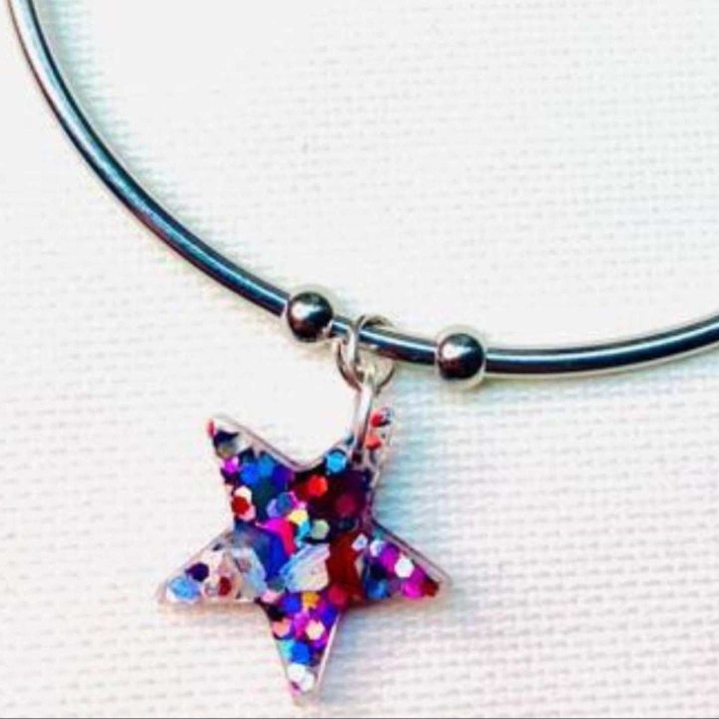 Pulsera de acero inoxidable con dije de estrella de resina en Lady Cactus