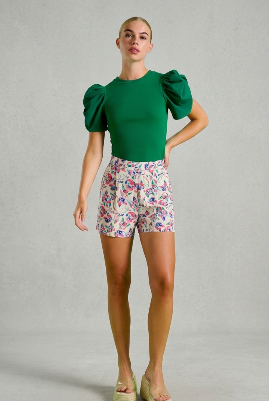 Short blanco de tiro alto con pinzas modelo Nikita de Minueto.