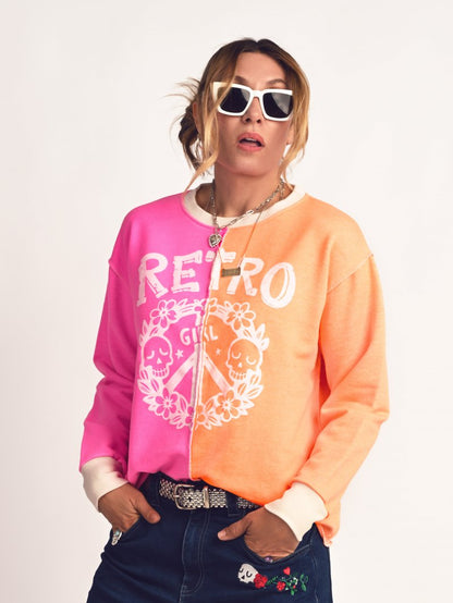 Sudadera flúor de mujer con diseño dividido verticalmente en dos colores neón.