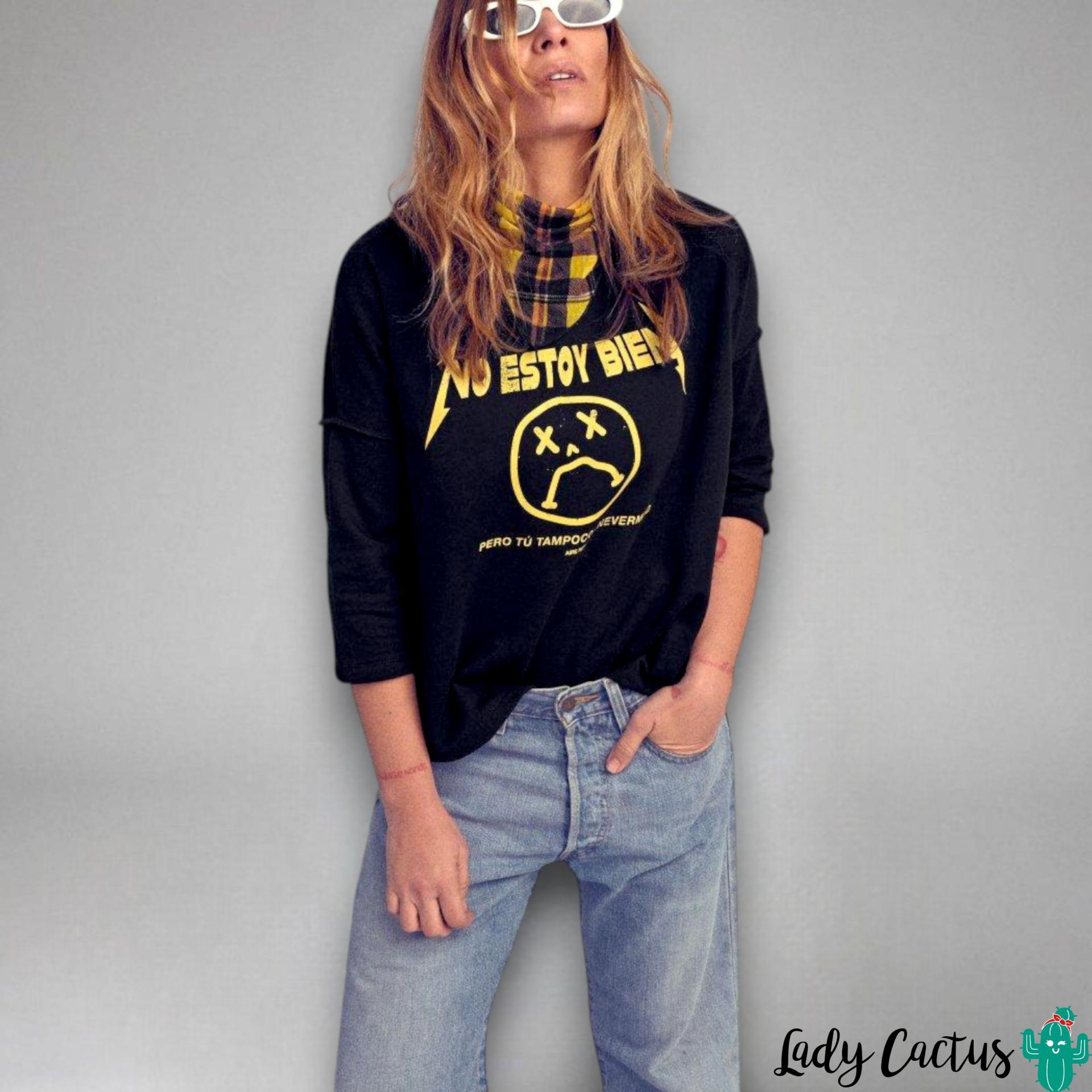Sudadera con remates deshilachados para actitud desenfadada