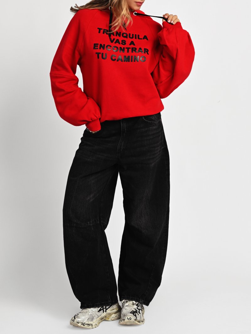 Sudadera roja con capucha y mensaje Tranquila de Aire Retro