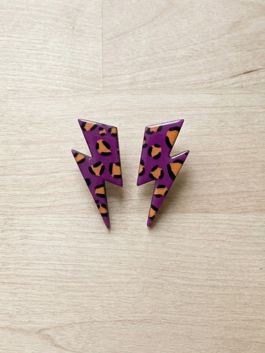 Accesorios de madera y resina con diseño de rayos modernos.