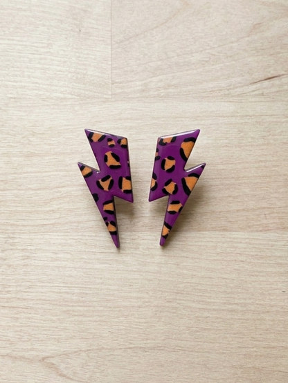 Accesorios de madera y resina con diseño de rayos modernos.