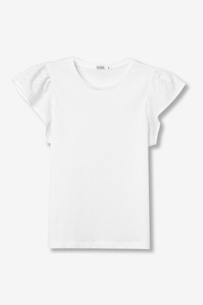 Look minimalista y femenino con camiseta de encaje blanca