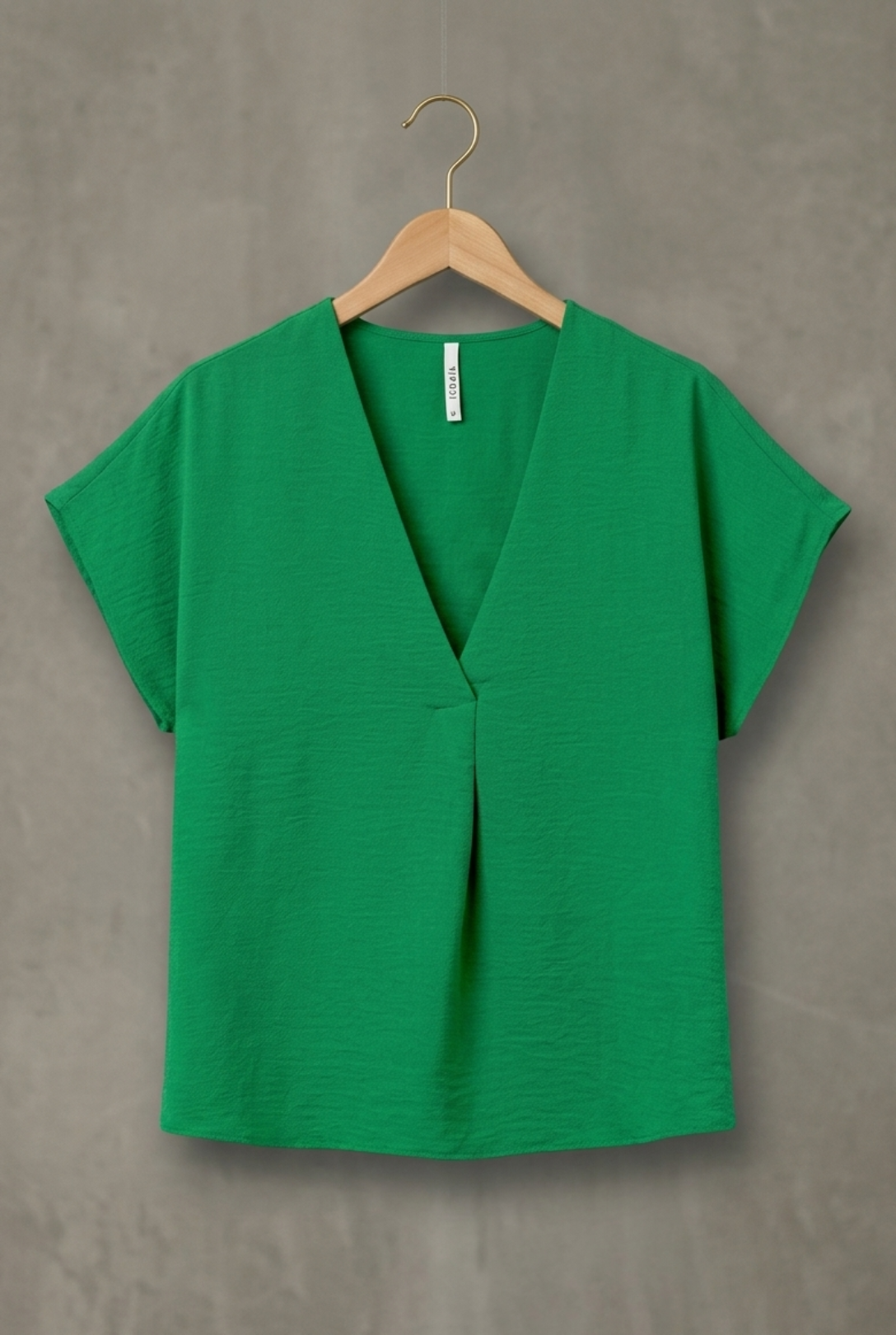 Blusa satinada de mujer ideal para estilismos de diario o eventos.