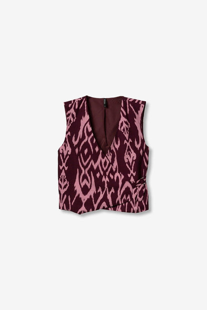 Ropa de mujer Tiffosi con diseño geométrico y colores vibrantes.