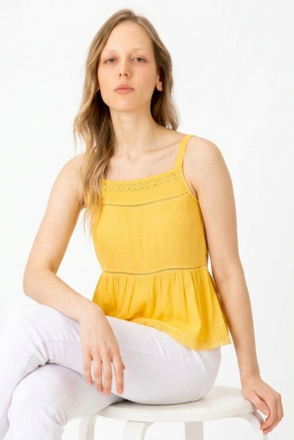 Ropa de mujer de la colección de verano de Tiffosi disponible en la tienda.