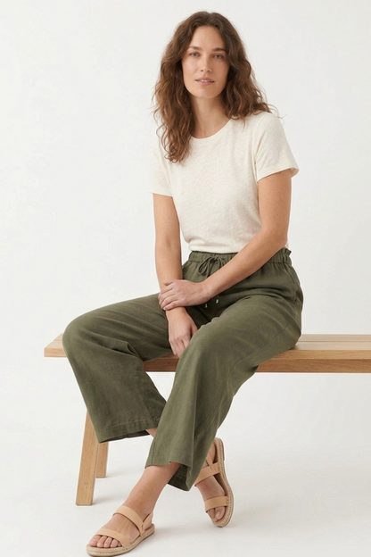 Pantalón de estilo casual elegante en tono verde militar.