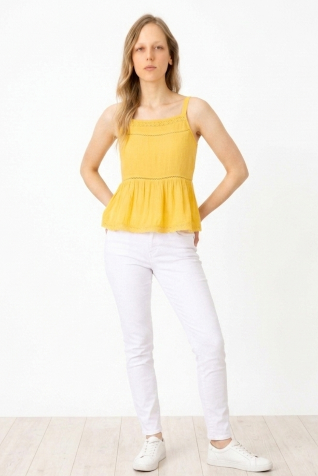 Top de tirantes finos en color amarillo brillante modelo Geneve de Tiffosi.