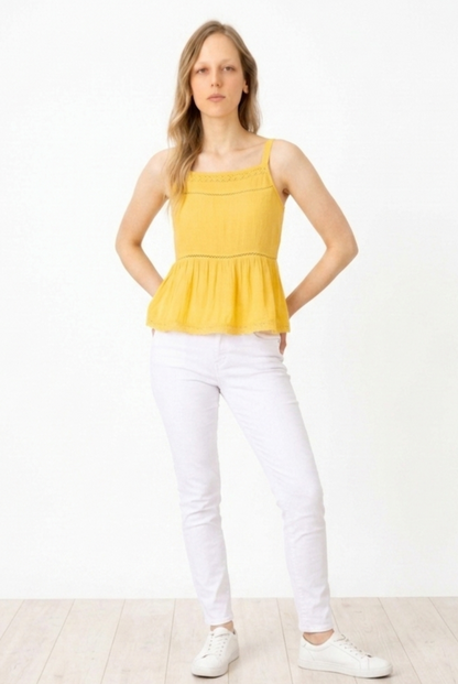 Top de tirantes finos en color amarillo brillante modelo Geneve de Tiffosi.