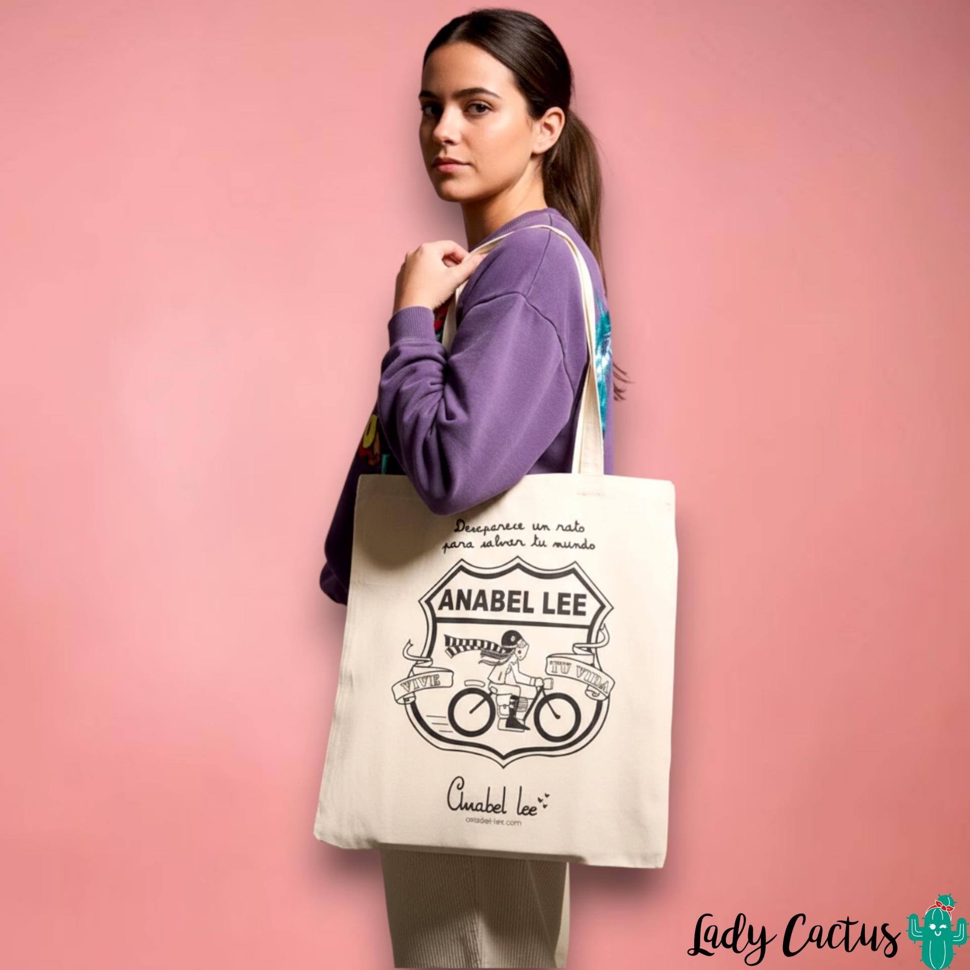 Modelo luciendo la nueva tote bag de anabel lee