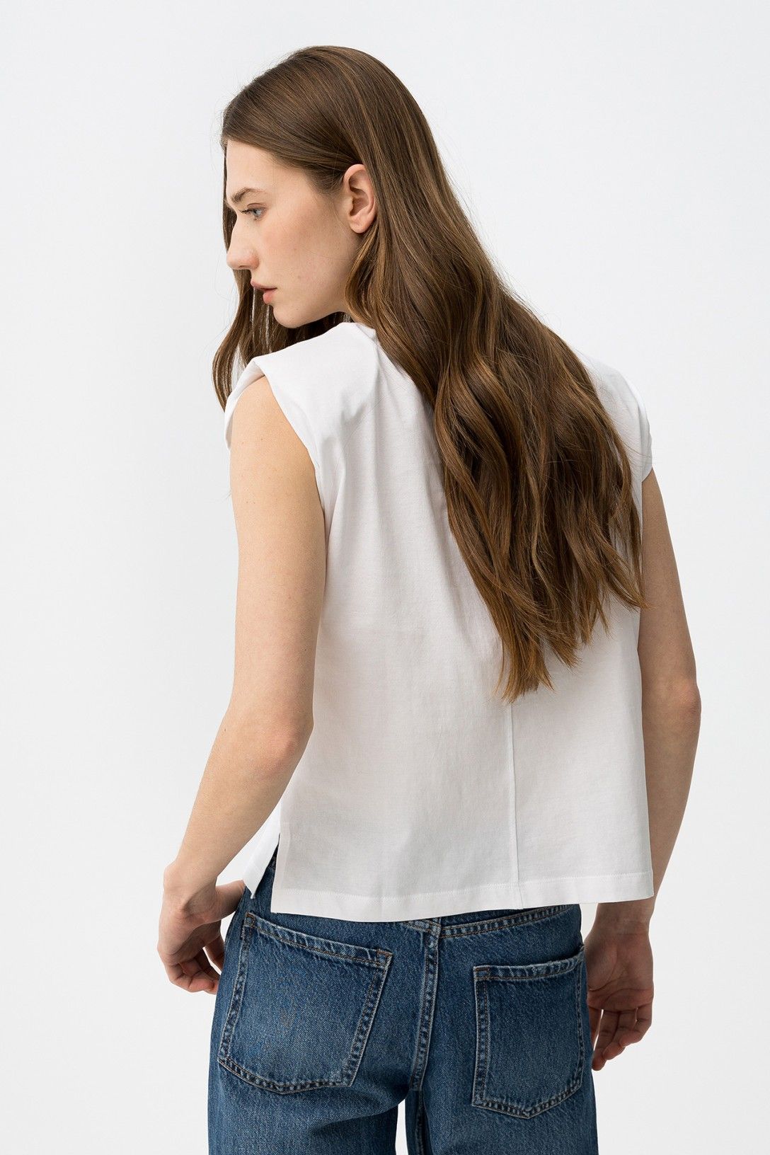 Camiseta blanca básica con detalle rojo de diseño