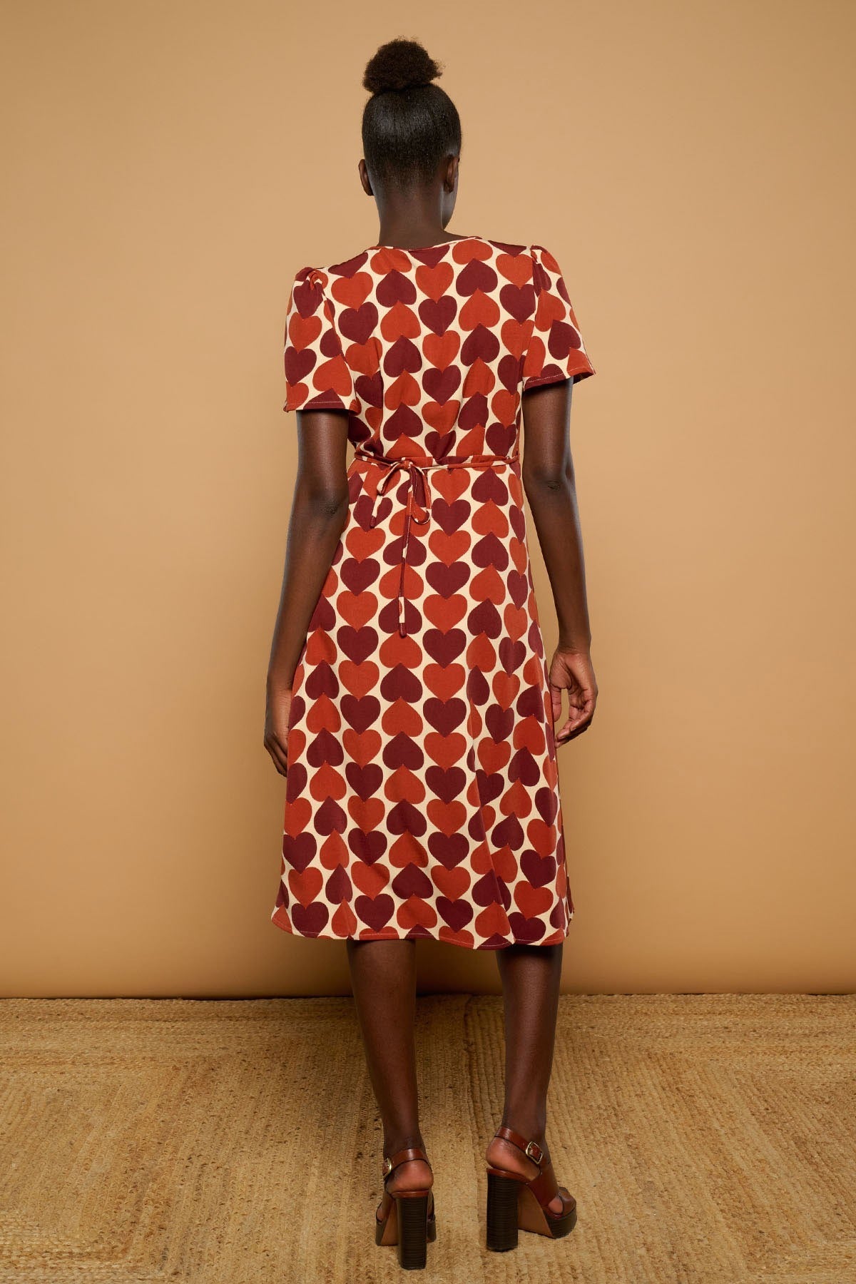 Vestido femenino cruzado con botón invisible de seguridad