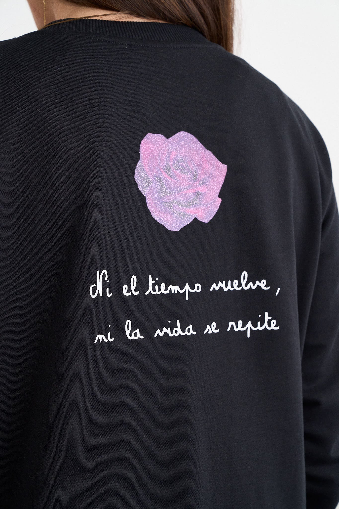 Estampado con glitter en la espalda del vestido Anabel Lee