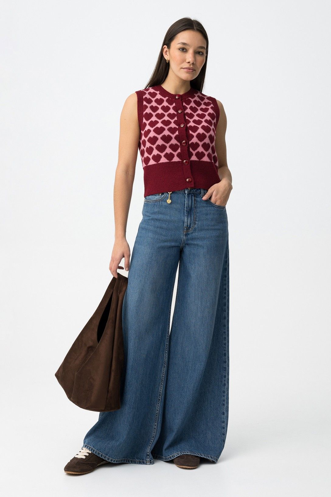 Look moderno con vaquero de pierna ancha y tiro alto