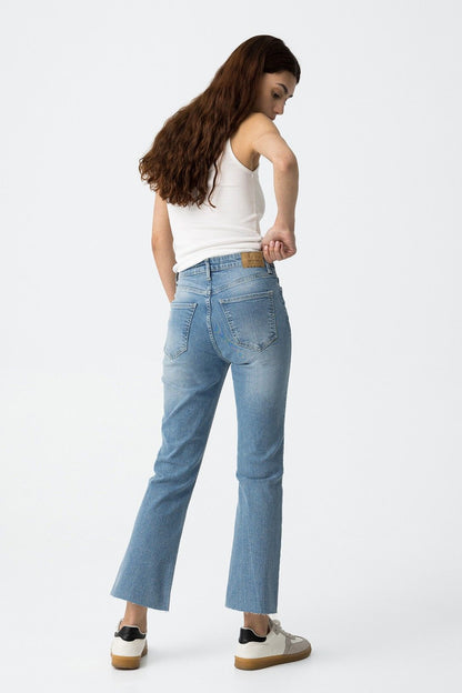 Jeans de nueva colección con bajo de tendencia deshilachado
