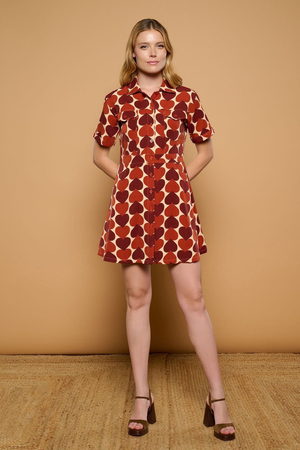 Vestido camisero con estampado de corazones retro de Minueto